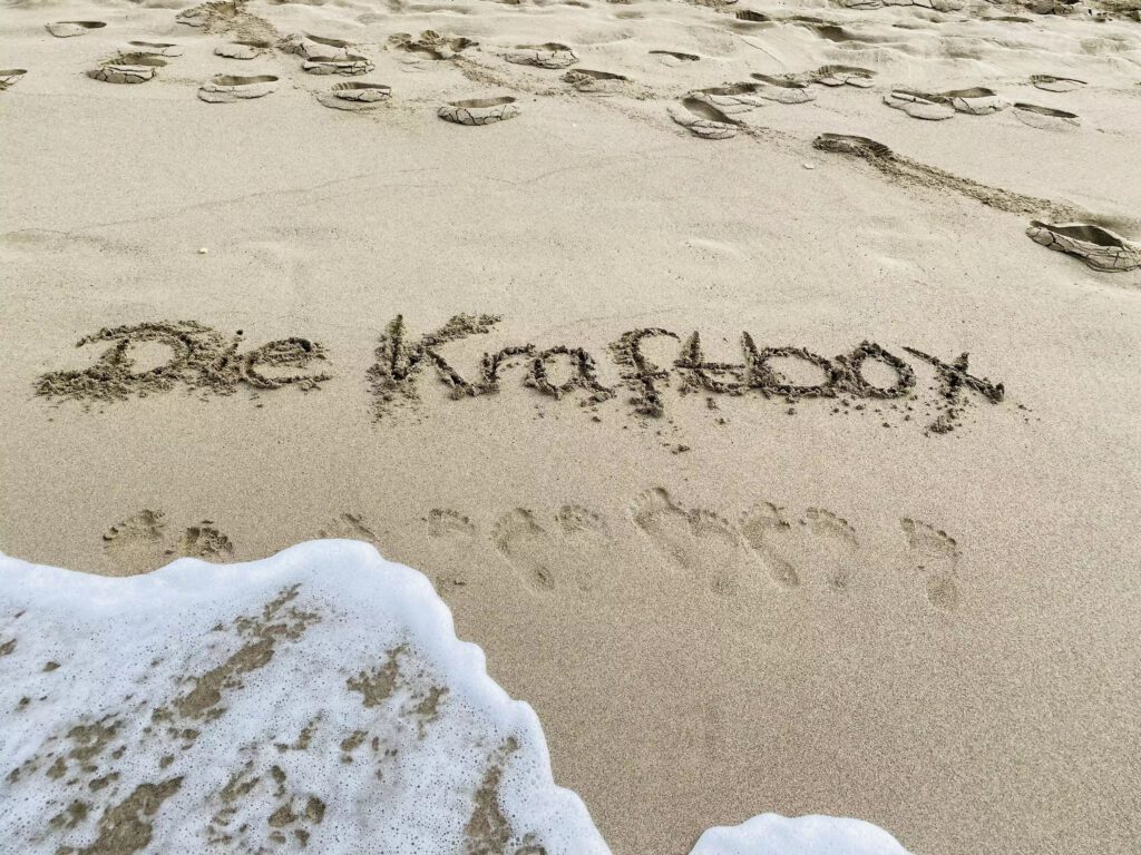 Kraftbox Logo im Sand